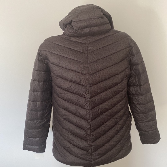 Offline by aerie puffer jacket. Fits more like a medium. BNWT - Picture 5 of 10